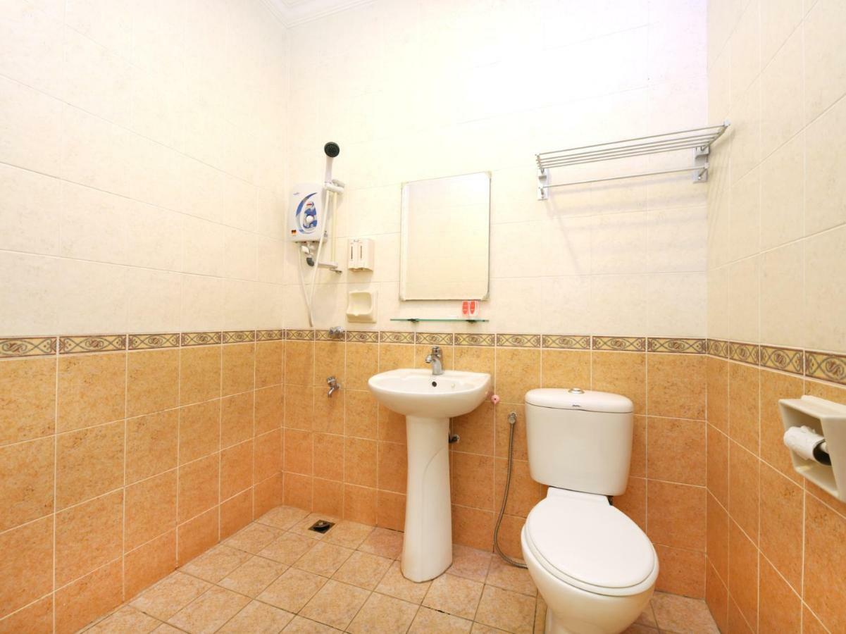 Oyo 750 Comfort Hotel Кота-Кинабалу Экстерьер фото