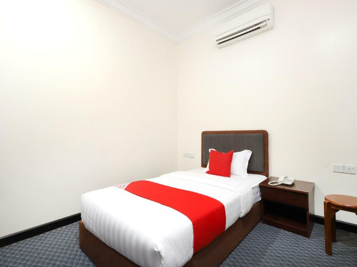 Oyo 750 Comfort Hotel Кота-Кинабалу Экстерьер фото