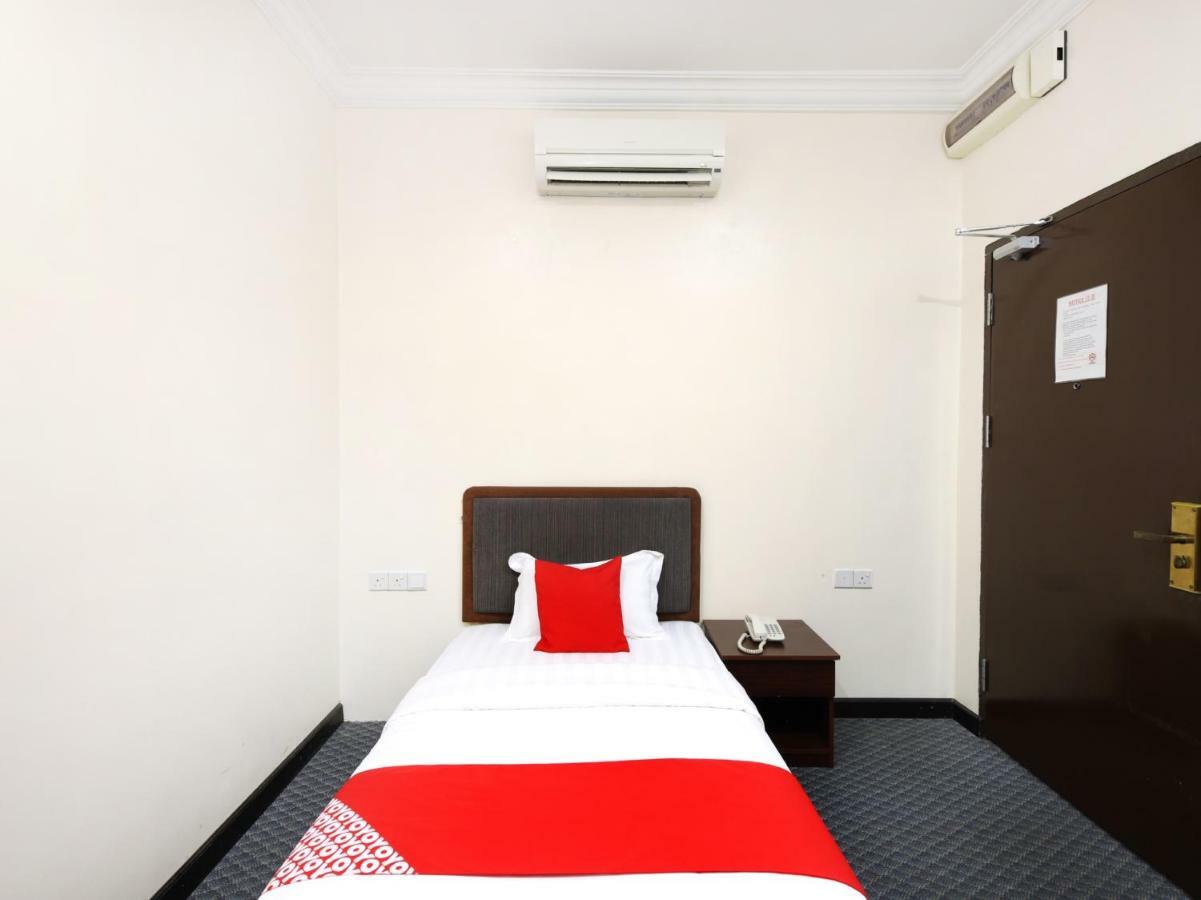 Oyo 750 Comfort Hotel Кота-Кинабалу Экстерьер фото