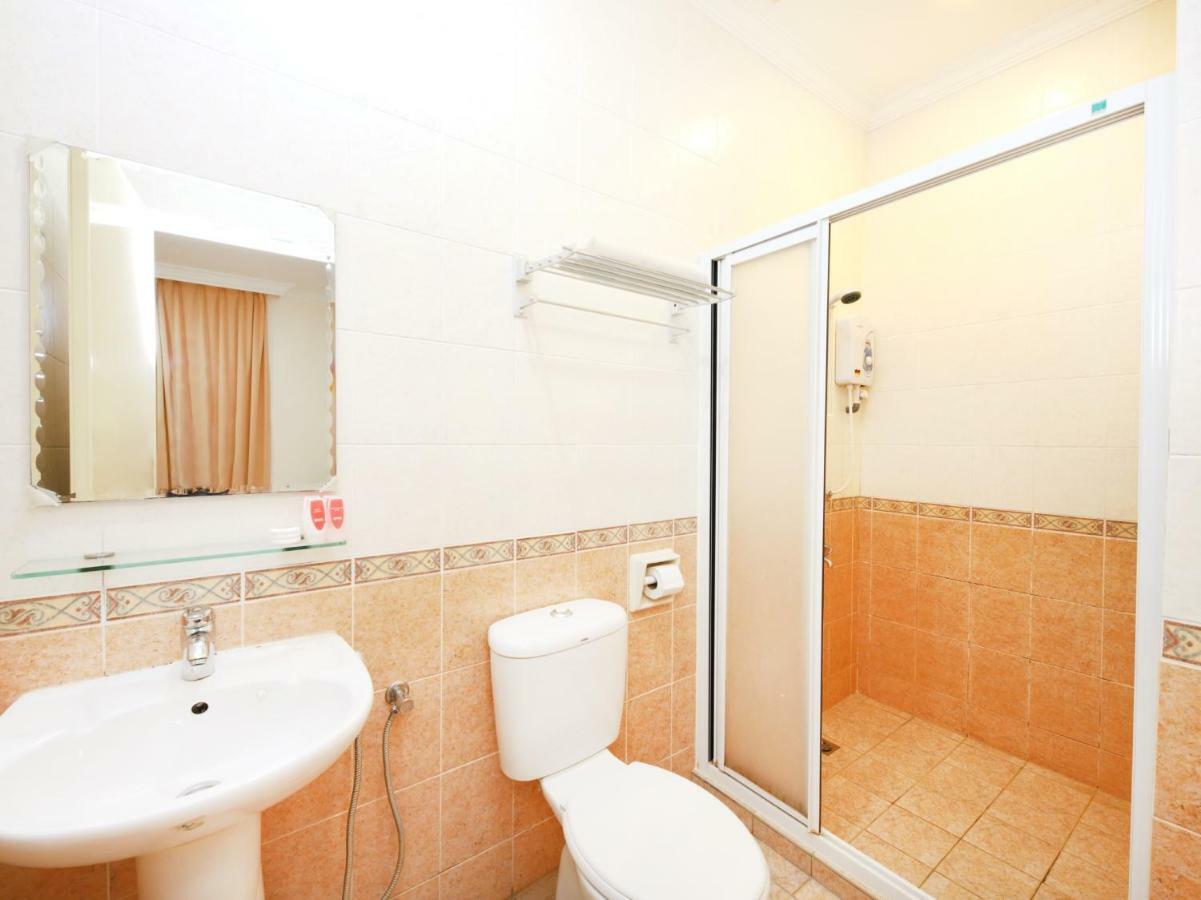 Oyo 750 Comfort Hotel Кота-Кинабалу Экстерьер фото