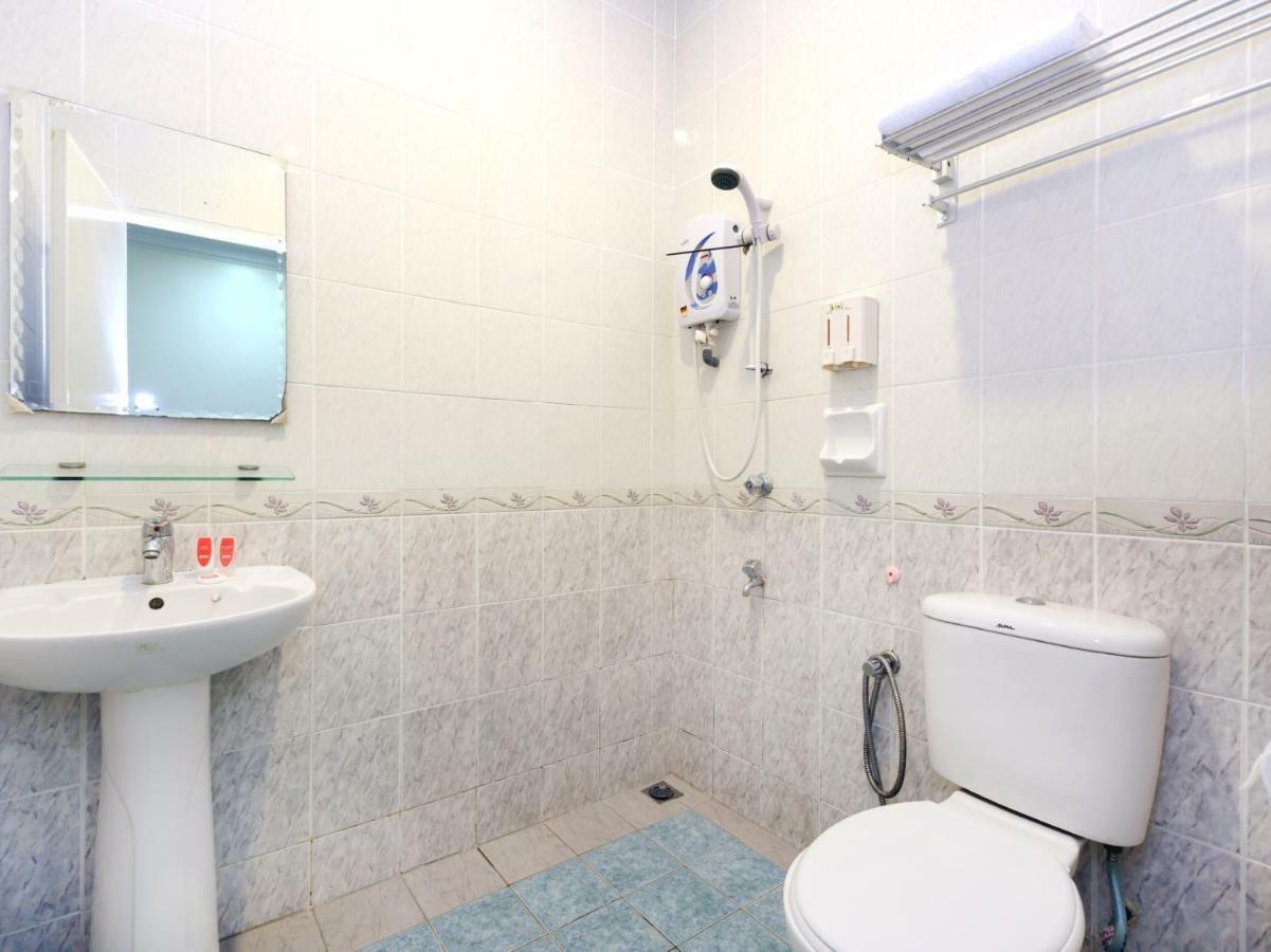 Oyo 750 Comfort Hotel Кота-Кинабалу Экстерьер фото