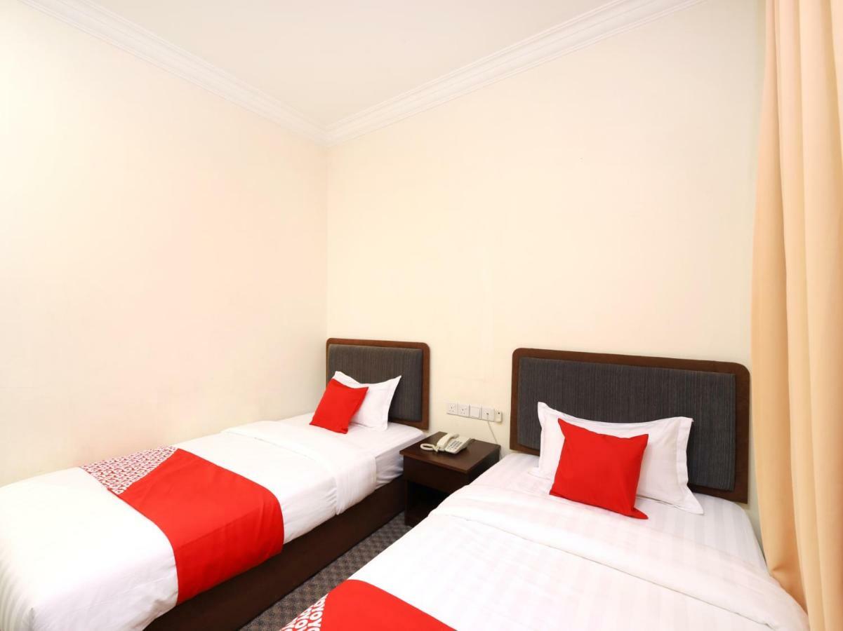 Oyo 750 Comfort Hotel Кота-Кинабалу Экстерьер фото
