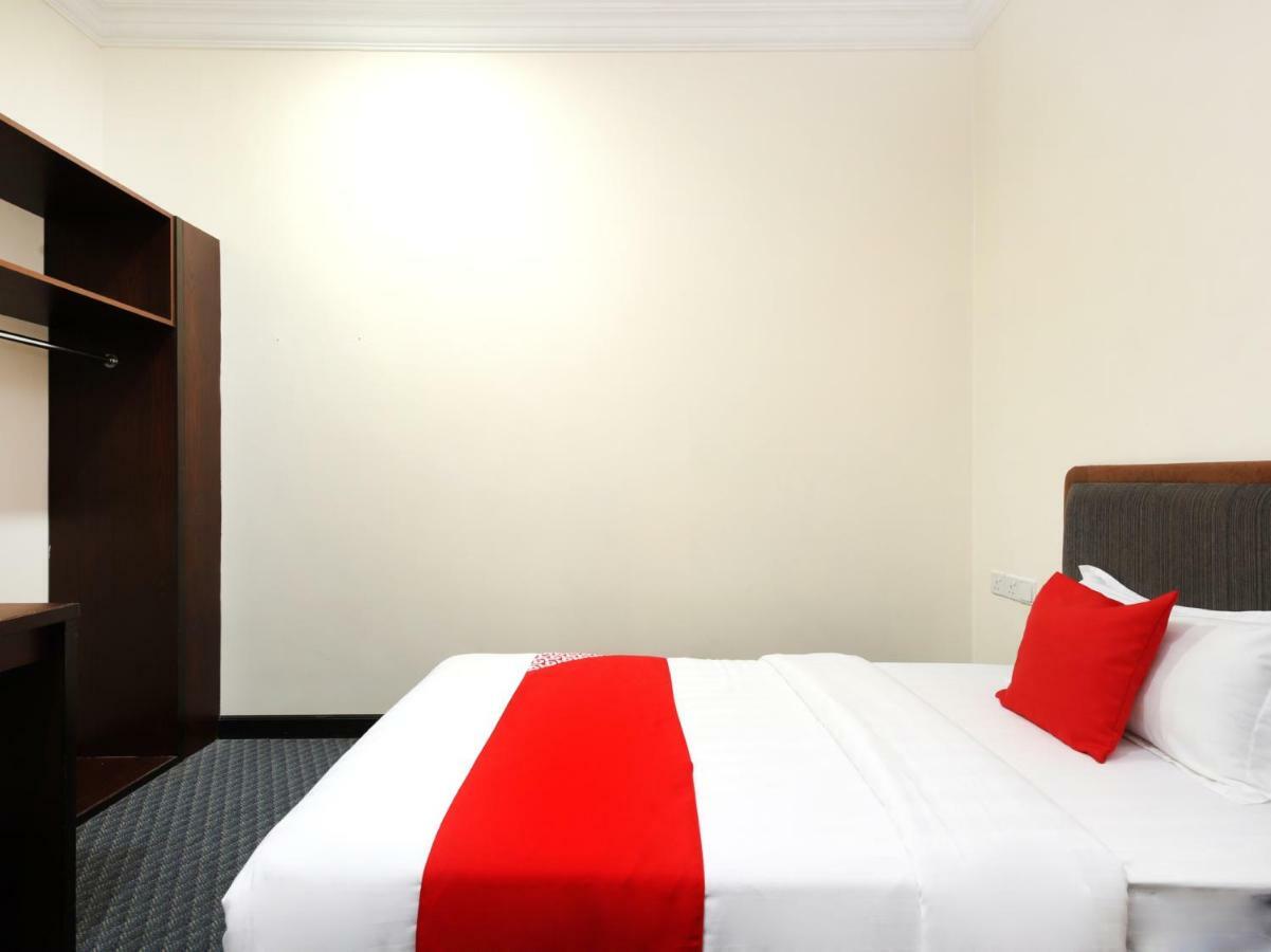 Oyo 750 Comfort Hotel Кота-Кинабалу Экстерьер фото