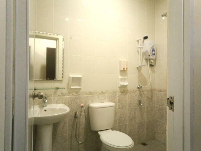 Oyo 750 Comfort Hotel Кота-Кинабалу Экстерьер фото