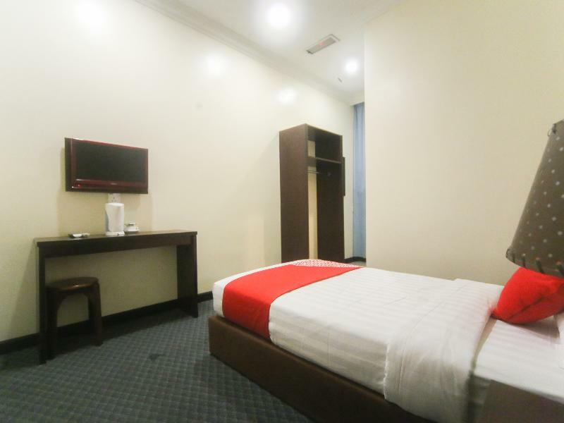 Oyo 750 Comfort Hotel Кота-Кинабалу Экстерьер фото