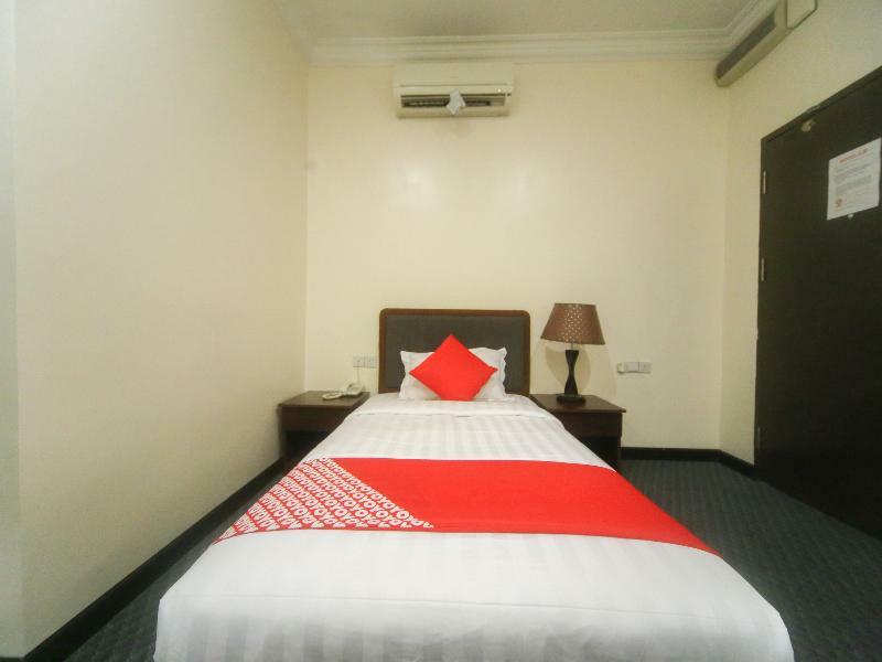 Oyo 750 Comfort Hotel Кота-Кинабалу Экстерьер фото