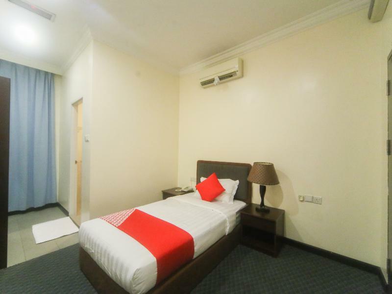 Oyo 750 Comfort Hotel Кота-Кинабалу Экстерьер фото